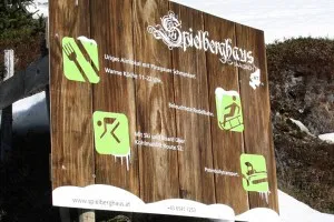 Großes Werbeschild neben Piste in Saalbach Hinterglemm