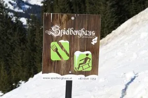 Kleines Pistenschild als Wegweiser